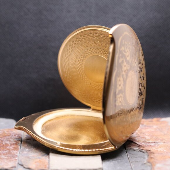 Vintage Elgin American Heart-Shaped Powder Compact – Gold-Tone Etched Design - Picture 11 of 11